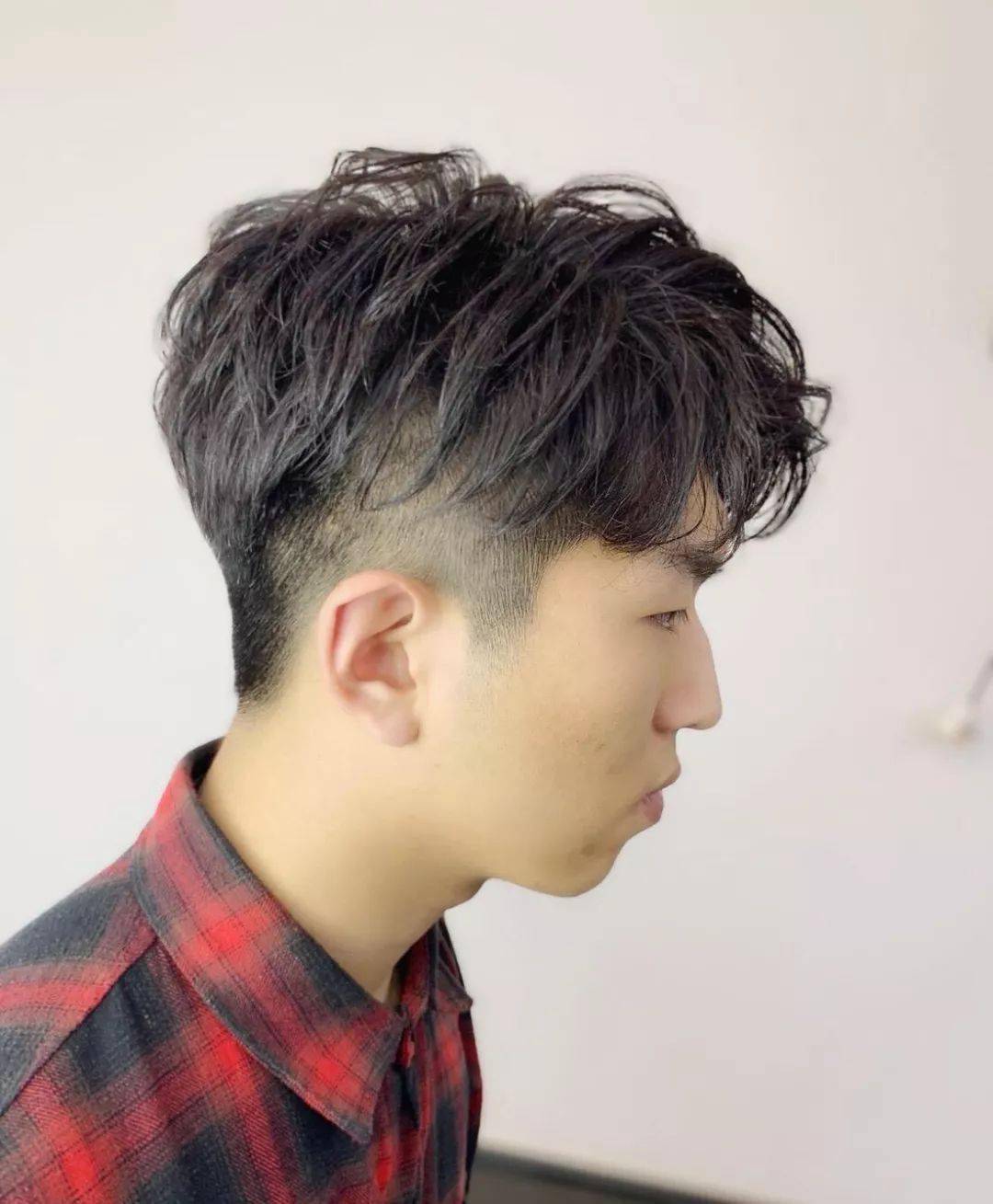最新流行發(fā)型男，時尚潮流的多角度解讀