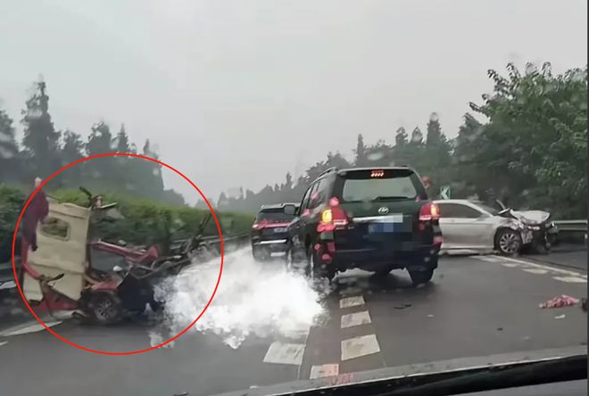 四川高速交警回應(yīng)老頭樂逆行引發(fā)車禍，安全指南以避免類似事故再次發(fā)生