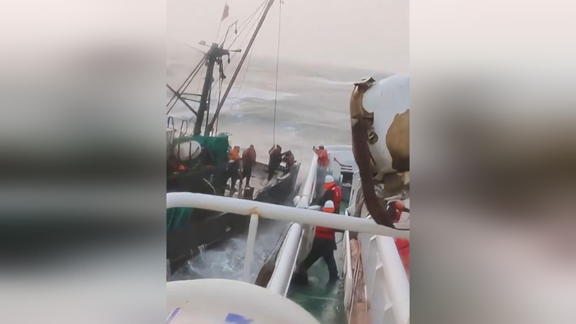 遼寧海域驚現(xiàn)災(zāi)難，漁船被風(fēng)浪吞噬，生死瞬間曝光