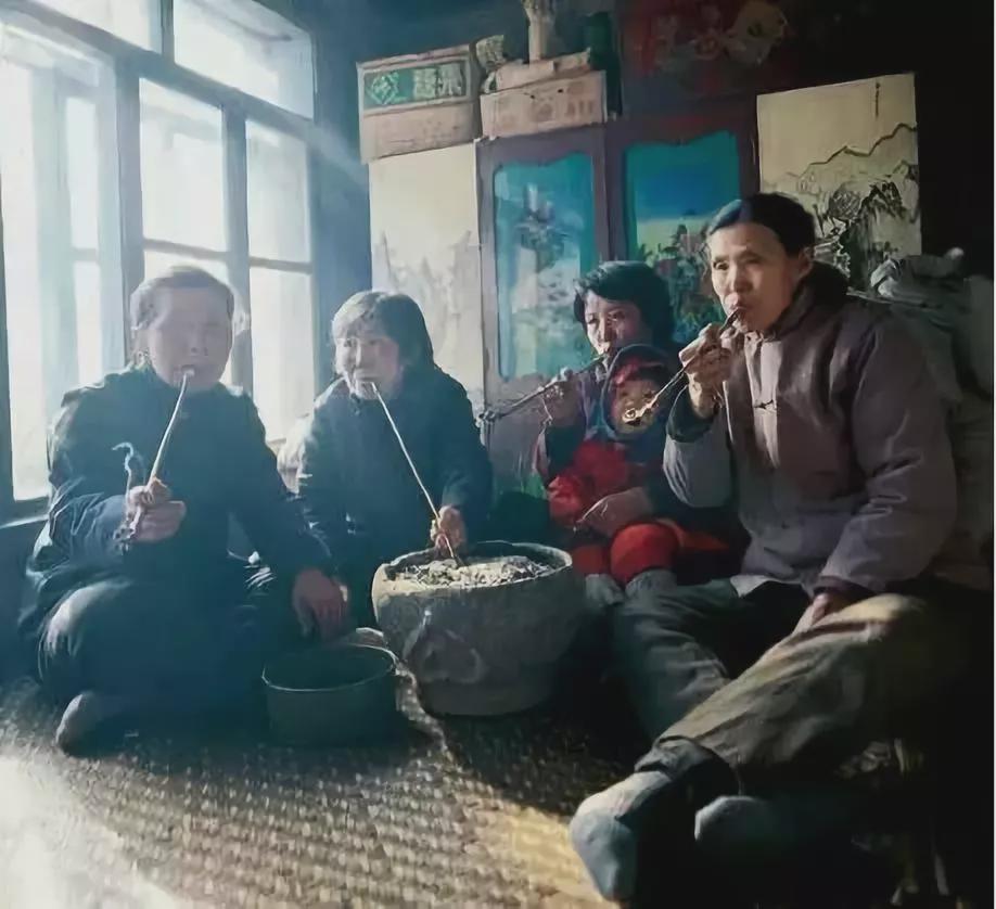 時代變遷下的特殊現(xiàn)象，大爺邊刷視頻邊乞討