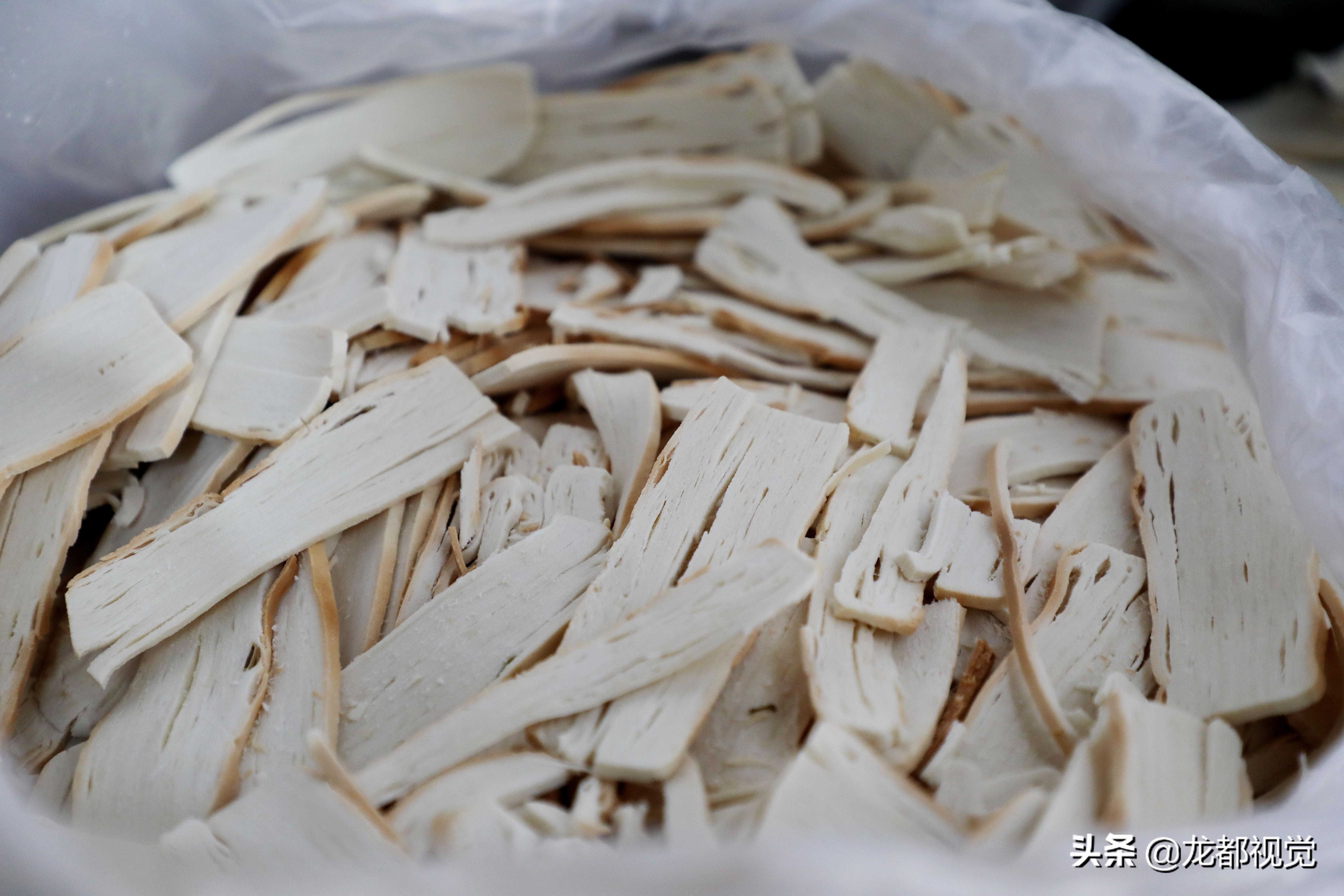 鍋盔叔叔妻子重病住院引發(fā)當(dāng)?shù)責(zé)嶙h，獨特美食小店背后的感人故事