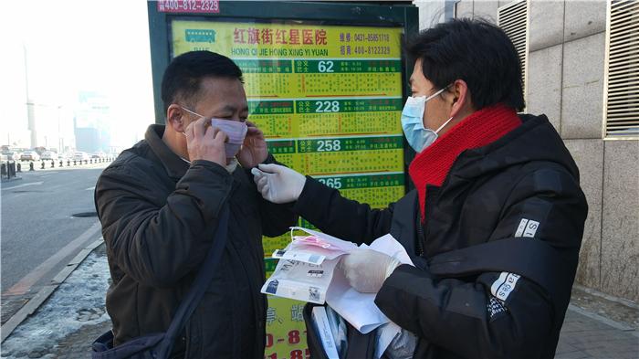 網(wǎng)紅強迫機場志愿者摘口罩被拘事件，公眾秩序與個人權(quán)利的沖突與探討
