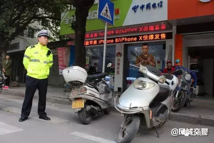 小交警貼臉勸導(dǎo)，助力路人戴上頭盔，自信與成就感的勵志故事