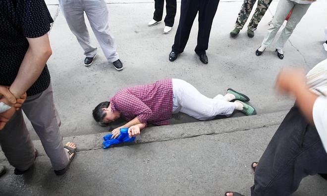 女子阻攔逃逸老人遭咬，挑戰(zhàn)面前的勇氣與成長之路