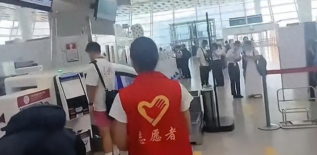 網(wǎng)紅強(qiáng)迫機(jī)場志愿者摘口罩被拘事件解析與應(yīng)對(duì)指南