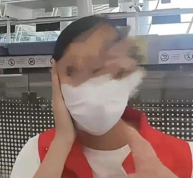 網(wǎng)紅強(qiáng)迫機(jī)場志愿者摘口罩被拘，從逆境中汲取力量，成就自信與成長之路