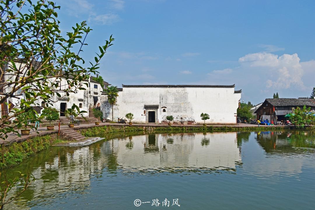 最新款睡衣，小巷深處的時(shí)尚秘境探索