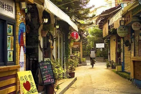 榮盛發(fā)展新動態(tài)，小巷風情小店探秘與最新消息速遞