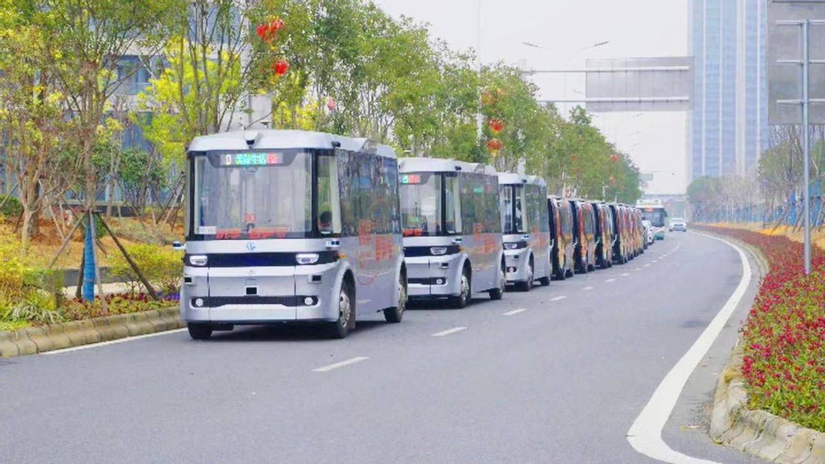 科技新品助力拼助理小品女演員，智能生活體驗前所未有