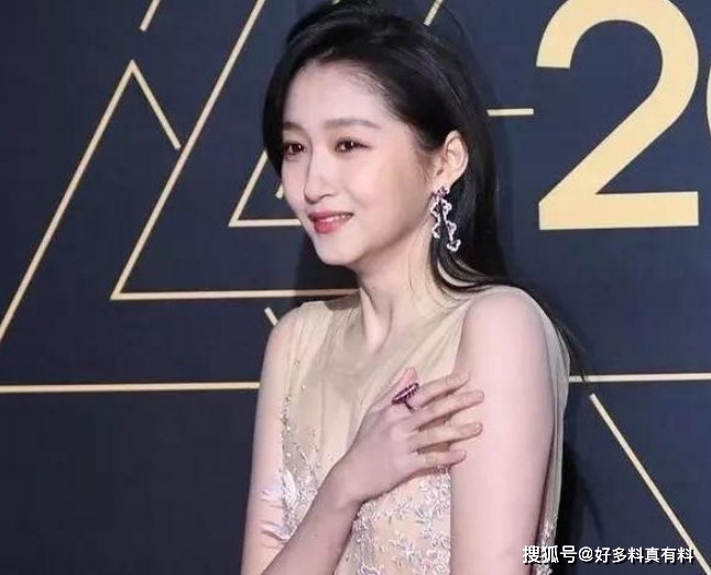 四川明星星光熠熠，小巷中的明星故事與特色小店探索