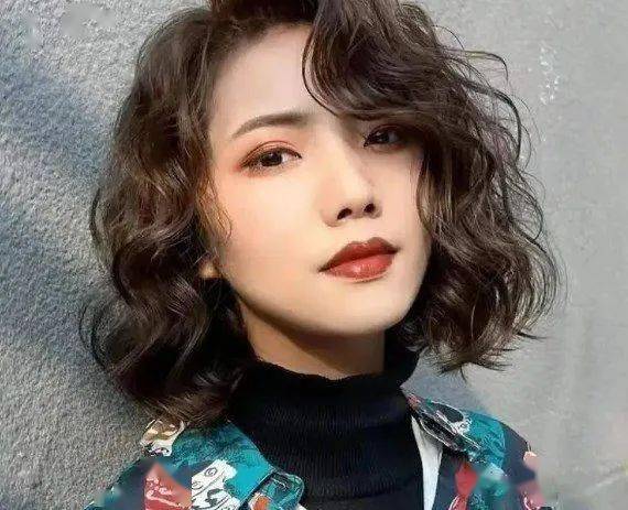 小巷深處的時(shí)尚秘密揭曉，最新款燙發(fā)發(fā)型圖片女大放送
