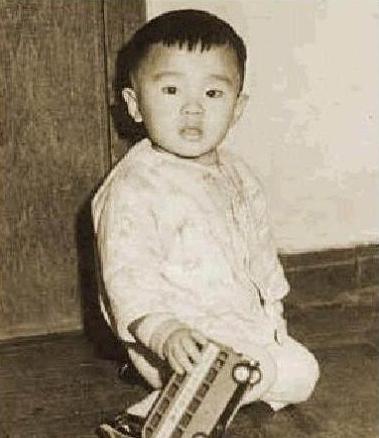 周星馳最新照片曝光，魅力依舊不減當年！?