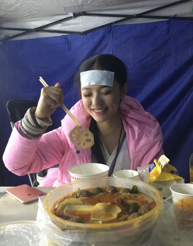 林允機(jī)場(chǎng)新照揭秘，偶遇小巷特色小店的驚喜瞬間